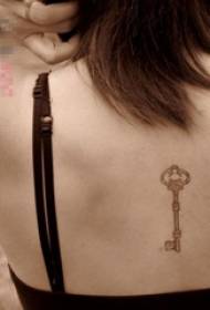 gadis-gadis di bagian belakang dicat kiat kiat unsur geometris garis abstrak gambar tato kunci