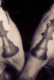 pola tato catur hitam sederhana di bagian belakang tangan