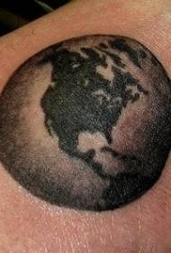 पृथ्वी ग्रे टैटू पैटर्न