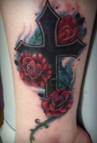 доста черен кръст с модел на татуировка с червена роза