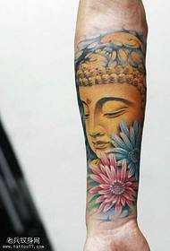 qo'lda oltin Budda zarb naqsh