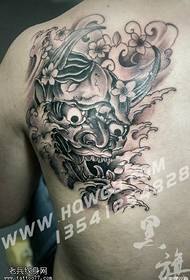 Modello di tatuaggio di gamberi sulla spalla
