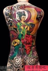 bellissimo modello classico del tatuaggio del drago volante con la schiena piena