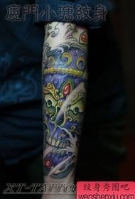 Mutilak besoa Debara tatuaje eredu klasikoarekin