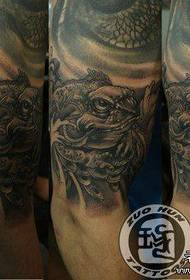 un fantastico modello di tatuaggio tatuaggio dorato