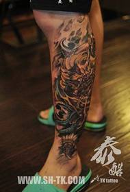Viileä ja komea ukkosen tatuointikuvio jalassa
