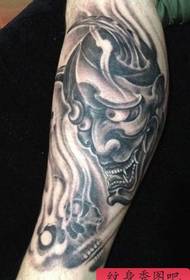 classico modello di tatuaggio nero e grigio sulle gambe