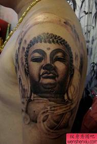 Mannlig arm kjekk tatoveringsmønster i Buddha-hodet
