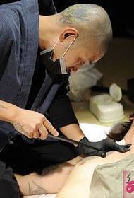 Japon dövme sanatçısı yaratma dövme işlemi