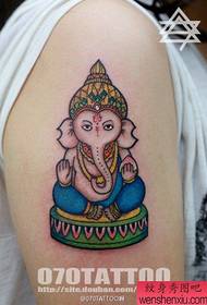 Patrón de tatuaje de elefante de bebé bonito e popular