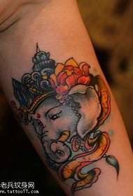bracciu di culore di elefante di mudellu di tatuaggi di elefante