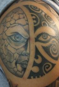 Na ramenu crna polinezijska tetovaža plemenskog totema