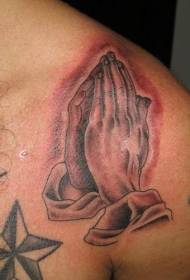 modèle de tatouage main épaule masculine prière