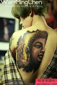 vacker flickas rygg snygga tatueringsmönster för Buddha-huvudet
