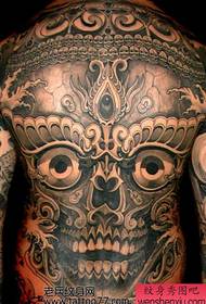 un modello di tatuaggio bala a schiena piena