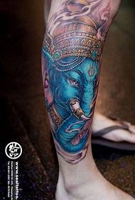 машки нозе класична убава шема на тетоважи со слонови во боја