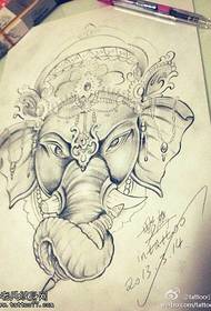 Религиозный узор рукописного татуировки бога слона