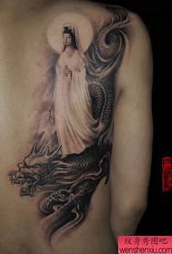 mashkull mbrapa Guanyin duke hipur në modelin e tatuazheve Dragon