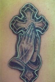 Mani di preghiera e grande croce modello tatuaggio
