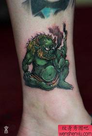 Yon modèl tatoo fantom klasik ak bèl nan janm la