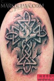 Шема на голема тетоважа: Шаблона крстава шема на тетовирани со голема рака