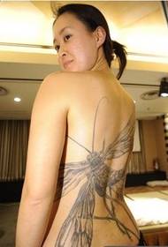Immagine creativa del modello di personalità dell'artista giapponese del tatuaggio