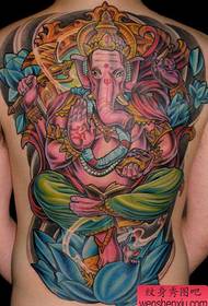 Mirant el bell patró de tatuatge de déu amb l'esquena completa