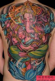 Mirando el hermoso patrón de tatuaje de dios con respaldo completo