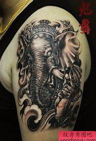 Superarm stilig manlig arm klassisk svart grå elefantgod tatuering mönster