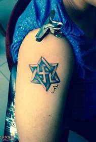 tatuazh i bukur yll me gjashtë cepa në krah