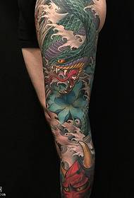 kāju krāsošana Čūskai līdzīgs tetovējuma raksts