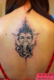 女孩的背部流行美麗的黑白大象紋身圖案