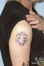 flickans arm totem som en gud tatuering mönster