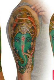 armer un motif de tatouage d'éléphant traditionnel classique populaire