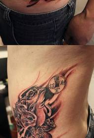 vita laterale maschile un classico modello di tatuaggio in oro bianco e nero