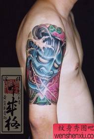 un colore del braccio giapponese come un disegno del tatuaggio