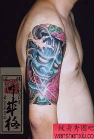 eine japanische Armfarbe wie ein Tattoo-Muster