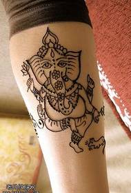gambe come il modello del tatuaggio del totem del dio