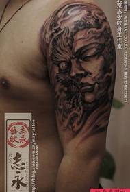 mužské paže v pohodě polovina démona obecného Buddha hlavy tetování vzor