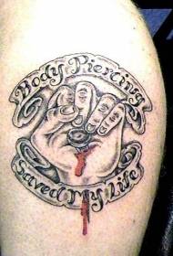 skouerhand met letterlike religieuse tatoeëringpatroon