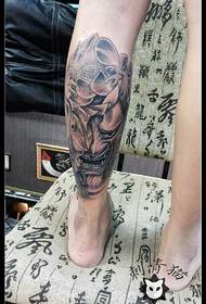 Tatoveringslignende tatovering på leggen
