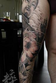 gamba super classica con un modello di tatuaggio di Buddha