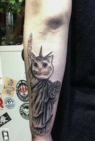 Feliĉa japana stilo Kitten Arm Tattoo