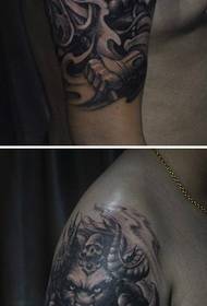roka ir izskatīga Dominējošs govju dēmona tetovējums