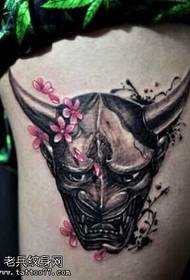 Kājas skaists un govs veida tetovējums