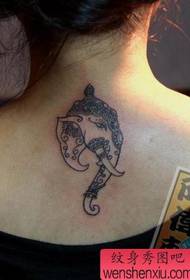 ib tug ntxhais hluas rov qab zoo li tus qauv vaj tswv tattoo