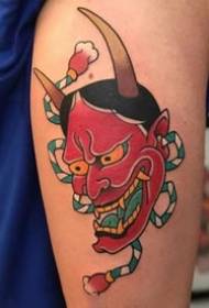 Seann dhealbhan 9 traidiseanta de tatù Prajna ag obair