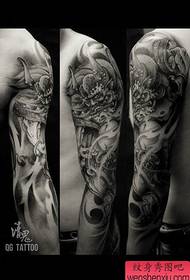 braço popular super bonito um padrão de tatuagem Raytheon