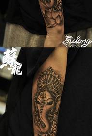 babae braso maganda itim at puting elephant diyos pattern