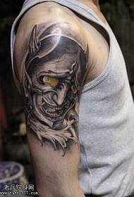 modello tatuaggio braccio bianco